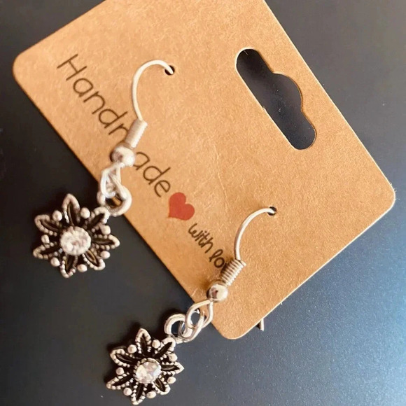 Vintage Floral Charmed Silverplated Women's Fashion Earrings set - Picture 3 of 3